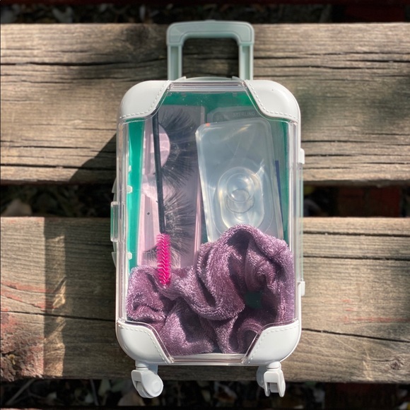 New!! Make up case w/accessories - Picture 3 of 16